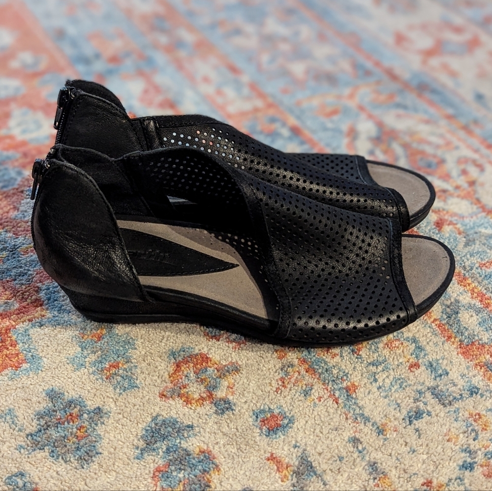 Earth Sandals Women's 9B Venus D'Orsay Black Perforated Leather Zip Back
